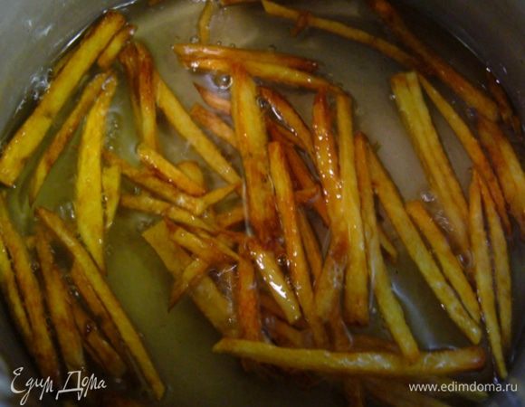 Разогреть в сотейнике растительное масло, обжарить картофель до золотистого цвета, периодически помешивая. Выложить картофель на бумажное полотенце.