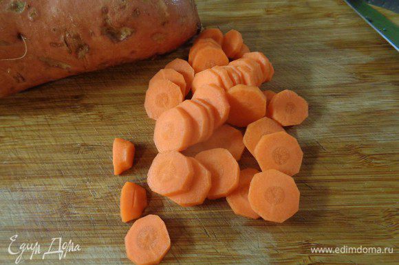 Почистить морковь и порезать кружочками.