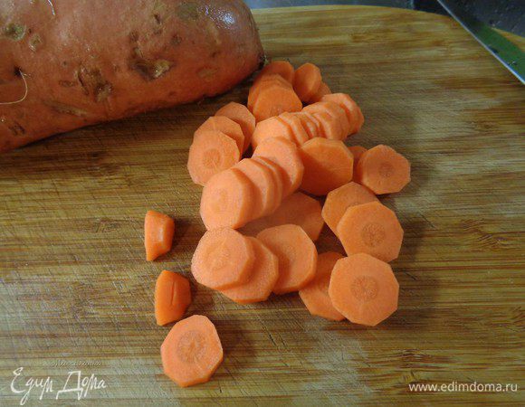 Почистить морковь и порезать кружочками.