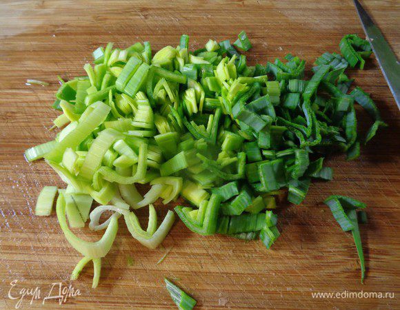 Зеленую часть латука промыть и порезать средне.