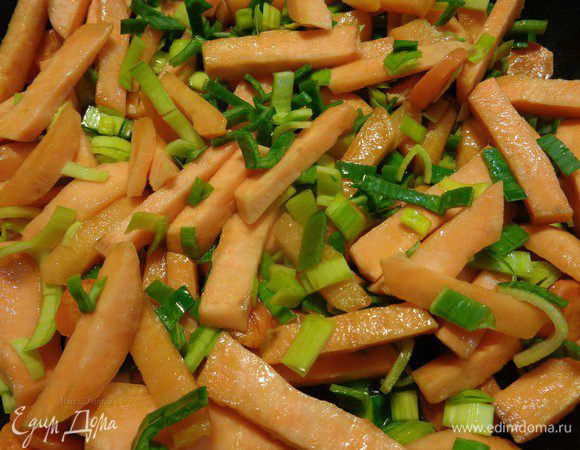 В сковороде разогреть 3 ст.л. оливкового масла и обжарить слегка в нем батат, морковь и латук, добавив специи по своему вкусу, куркумы, горошек, лавровый лист и соль. 