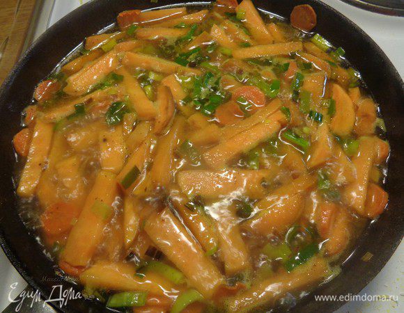 Залить овощи водой наполовину и оставить тушиться на среднем огне до полуготовности, 10-15 минут. Овощи не должны разваливаться, они должны держать форму.
