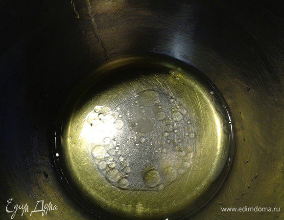 Приготовить кус-кус. Для этого закипятить воду, в нее добавить 1 ст.л. оливкового масла и посолить. 