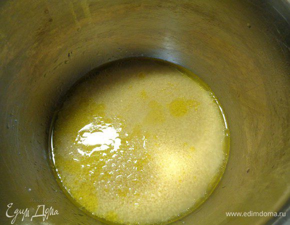 Когда вода начнет кипеть всыпать 1 стакан (250 мл.) кус-куса и распределить по всей кастрюльке ровно. Закрыть плотно крышкой, снять с огня и оставить на 8-10 минут. 