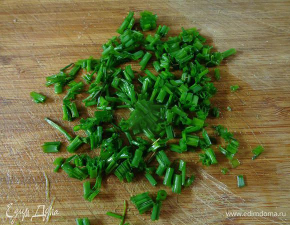 Пока кус-кус ждет своего часа, порежем мелко шнитт-лук.