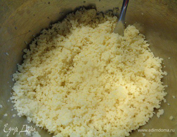 Затем вилкой делаем шкрябающие движения,  разрыхляя кус-кус. 


