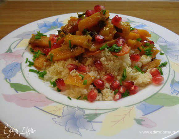 Переложить кус-кус в большое блюдо или в порционные тарелки, смешав немного еще с оливковым маслом.
На верх кус-кусной пирамидки выкладываем овощи, посыпаем резанным шнитт-луком и ягодами граната.

Приятного аппетита!