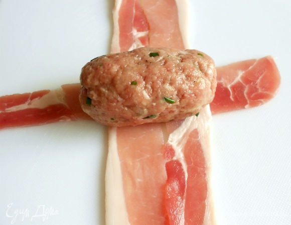 На его середину положите подготовленную колбаску.