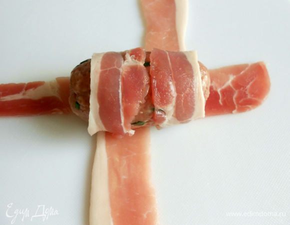 Оберните  фарш сначала верхней частью первой полоски и нижней частью третьей, 