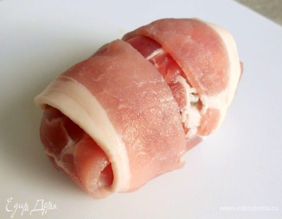 И завершите заворачивание оставшимися частями бекона. Таким образом фарш будет  прочно упакован и не требуется завязывание рулетиков нитью или скалывание шпажками.Это очень удобно и быстро!
Повторите с оставшимися заготовками.