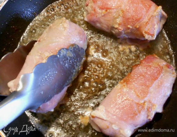 И обжарьте slavinken на среднем огне со всех сторон в течение примерно 15 минут.
