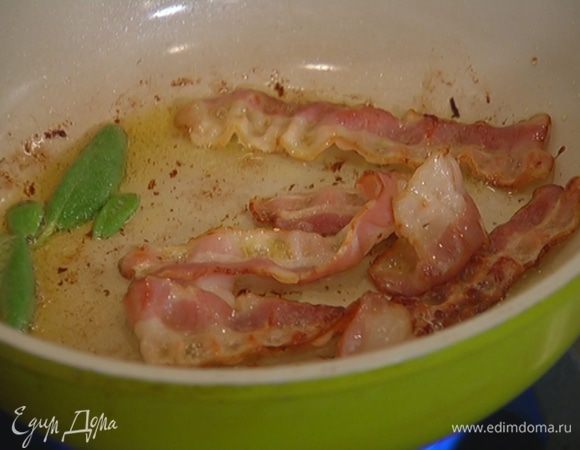 Добавить 3 листика шалфея, еще немного подержать на огне, затем выложить все на бумажное полотенце, чтобы удалить излишки жира.