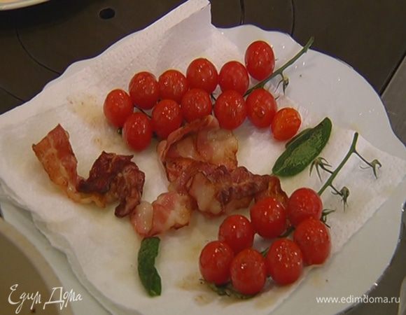 Помидоры черри с веточками отправить в сковороду, где жарились бекон и шалфей, посолить, поперчить и обжаривать пару минут, чтобы они стали мягче, затем выложить на бумажное полотенце.