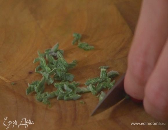 Оставшийся шалфей мелко порубить.