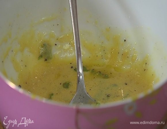 Приготовить заправку: горчицу перемешать с оливковым маслом и лимонным соком, добавить измельченный шалфей, посолить, поперчить и еще раз перемешать.