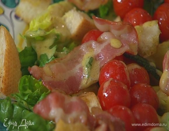 Сверху разложить помидоры, бекон, листья шалфея и крутоны, полить все оставшейся заправкой.
