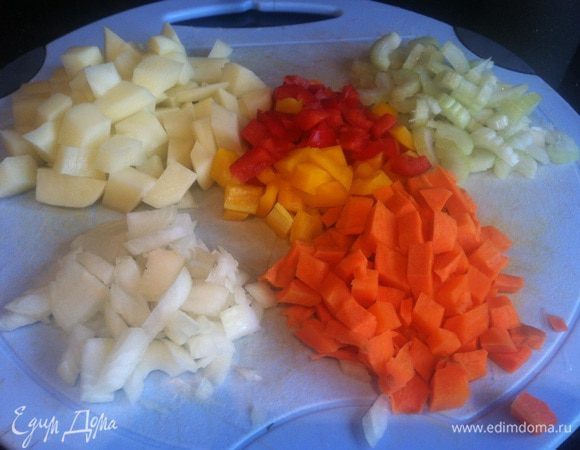 Почистите картофель, лук и морковь, у болгарского перца удалите семена. Тонко нарежьте сельдерей, лук - помельче, а картофель, морковь и болгарский перец - кубиком.
