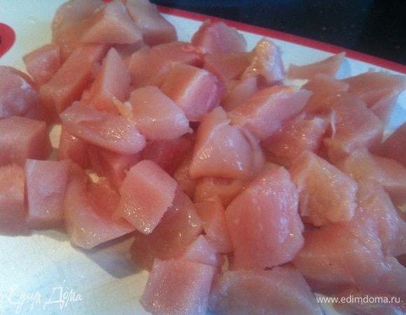 Куриную грудку помойте, обсушите бумажным полотенцем, и нарежьте небольшими кусочками.