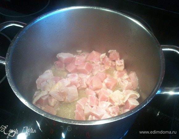 В кастрюле с толстым дном (или сковороде) разогрейте 1 ст л растительного масла, и обжарьте курицу. Выложите.