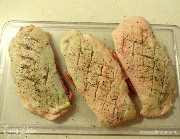 Подготовить утиную грудку: помыть, обсушить бумажным полотенцем, сделать крестообразные надрезы на коже, посолить, поперчить. Отложить в сторону.