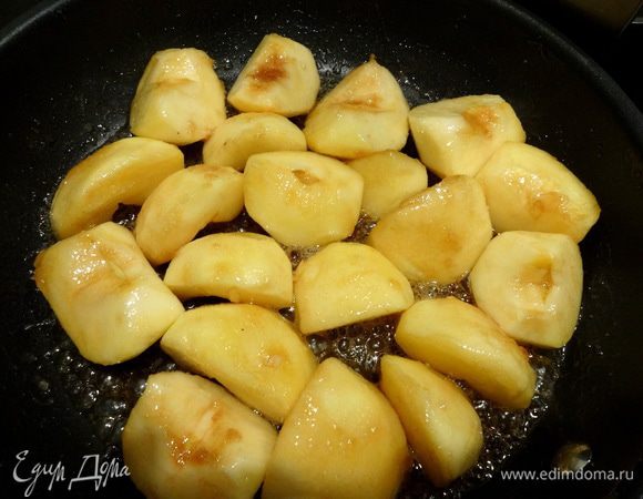 Теперь займемся яблоками. Очистить от кожуры, разрезать на четвертинки. В сковороде растопить сливочное масло, добавить коричневый сахар. Перемешать. Опустить в получившуюся карамель яблоки. Убавить огонь и тушить яблочки, периодически переворачивая, минут 10-15 до готовности и красивого цвета.