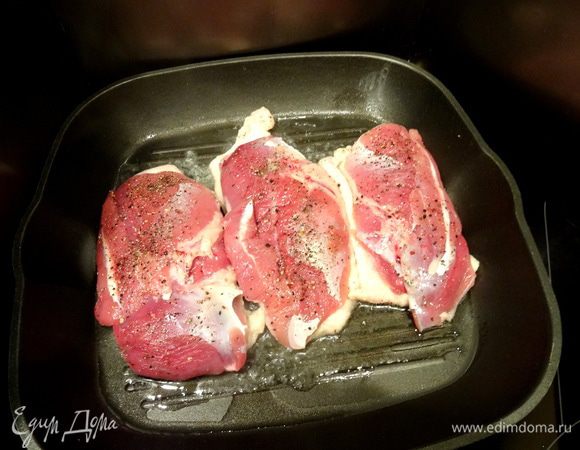 Разогреть в сковороде небольшое количество оливкового масла. Обжарить утиные грудки на сильном огне по 4 минуты с каждой стороны. Начинать обязательно с кожи.