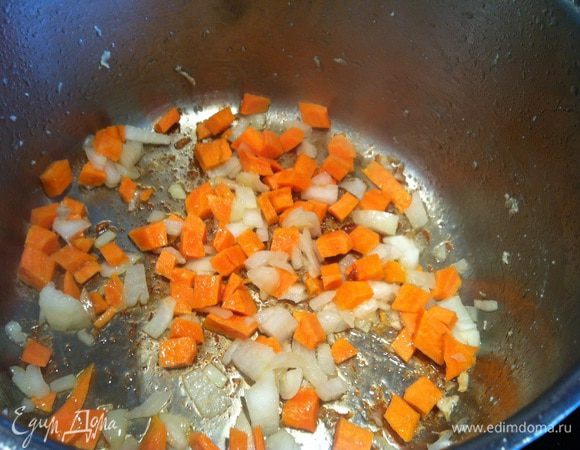 При необходимости добавьте еще 1 ст л масла, добавьте лук и морковь и пассеруйте 2-4 минуты.
