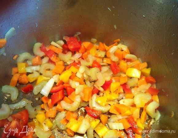 Добавьте болгарский перец и сельдерей, и обжаривайте еще 2 минуты.