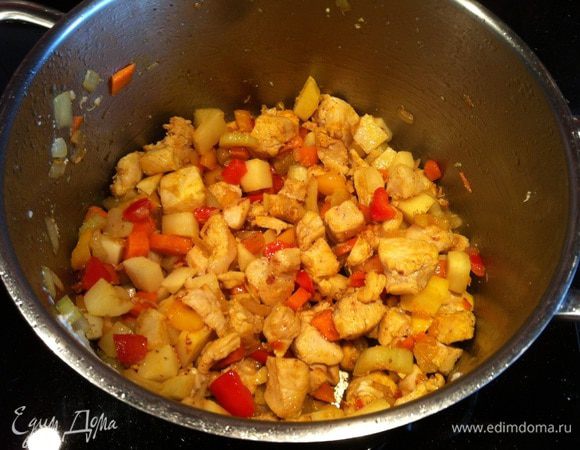 Верните в кастрюлю курицу, посолите, поперчите, приправьте куркумой, хорошо перемешайте...