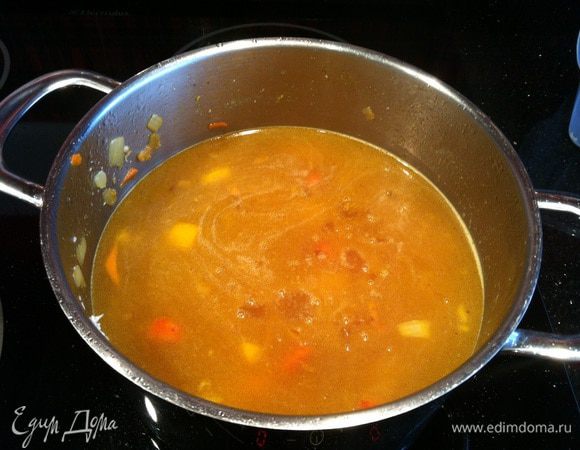 Залейте горячей водой (у меня 2 л), добавьте картофель и доведите до кипения.