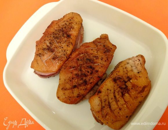 Обжаренные грудки переложить в форму для запекания. Полить вином "Марсала". Запекать в разогретой до 180 градусов духовке 10-12 минут. Не дольше!!!  В процессе запекания я один раз переворачивала грудку на 3 минуты, чтобы кожа пропиталась вином. Вынуть из духовки и накрыть фольгой минуты на четыре.