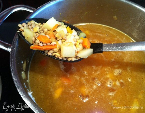Добавьте чечевицу, если требуется досолите, добавьте лавровый лист, и варите 20-25 минут.