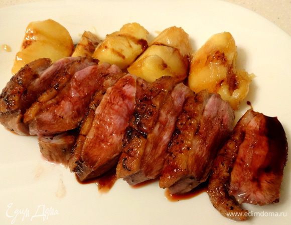 Разрезать грудку на несколько частей. Выложить на тарелку, добавить яблочки и полить образовавшимся соусом.