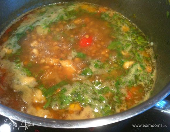 За 5 минут до готовности добавьте рубленную зелень.