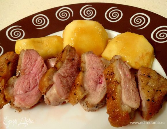 Это фото показывает как выглядит утиная грудка после приготовления. Она мягкая, нежная, с приятным вкусом. На основном фото я полила грудку и яблоки соусом для утки, купленном на Бали. К сожалению, ни название, ни ингредиенты я прочитать не могу.