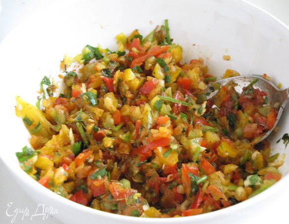 Выложить в миску, добавить оливковое масло, лимонный сок, паприку, посолить по вкусу. Перемешать.