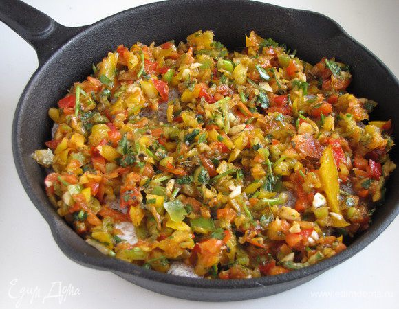 Выложить соус на рыбное филе, поставить сковороду в духовку , разогретую до 200 град. на 25 минут.