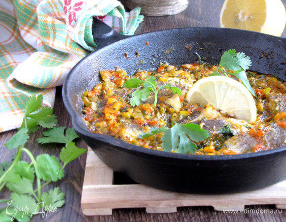 Рыба готова! На гарнир очень хорошо подать отварной картофель, пюре или рис. Приятного аппетита!