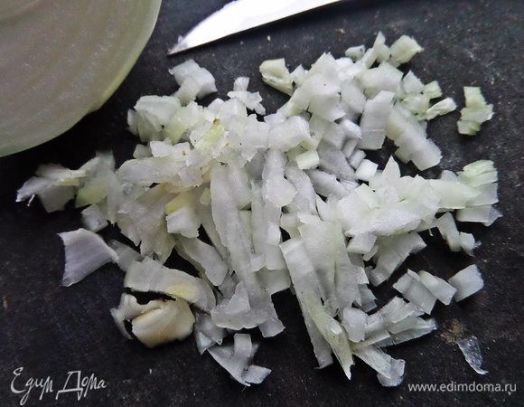 Лук мелко порубить.