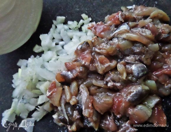 Кильку тоже нарезать. Перемешать.