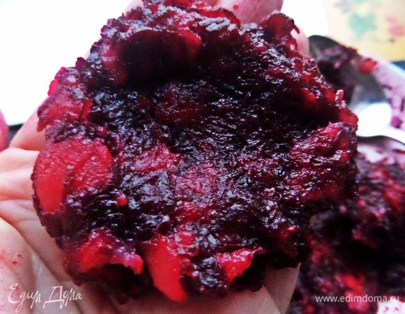 Расплющить на ладони ложку овощной массы.