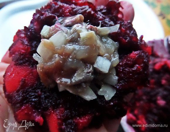 В центр положить чайную ложечку начинки. Залепить в виде ягодки.