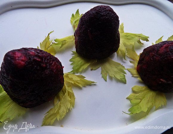 Сверху поставить "ягодки",обмазав их соусом из масла и сока.