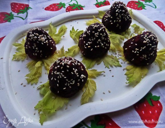 Посыпать семечками. Убрать в холодильник до торжества. 