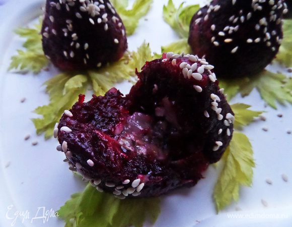 А тут мы снимаем пробу)) Из банки килечки получится 10 "клубничек"!