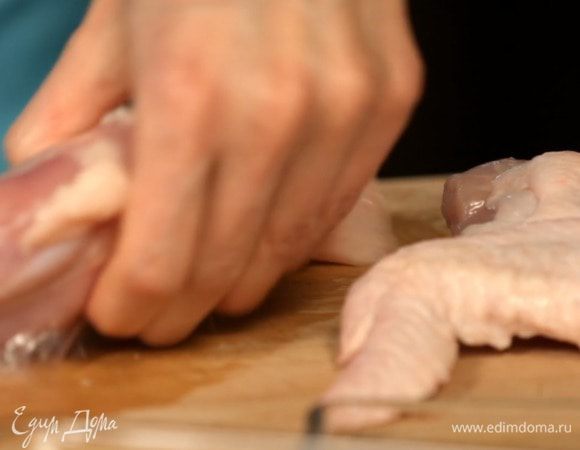 Очищаем куриное мясо от кожи.
