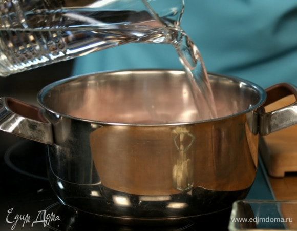 Варим мясо на медленном огне в течение двух часов. Соль добавляем только после полного приготовления мяса.