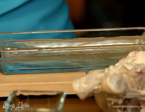 За 30 минут до полной готовности мяса необходимо развести желатин.