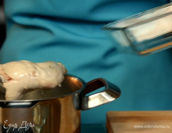 Отделяем мясо от костей.