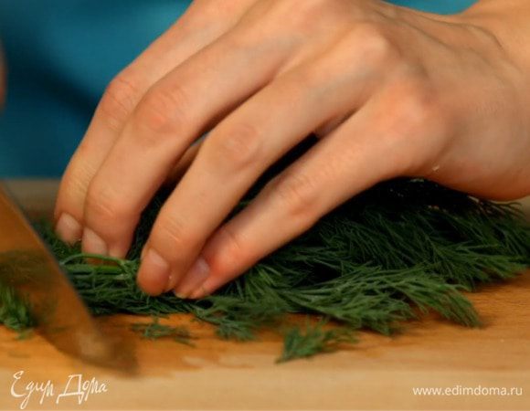 Мелко рубим чеснок, зелень.
